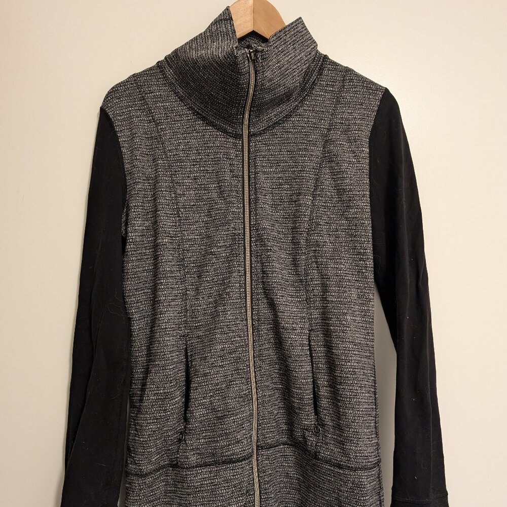 Lululemon Women's Two Tone Zip Up Top Size 8 Soft Nylon Lycra Spandex Blend